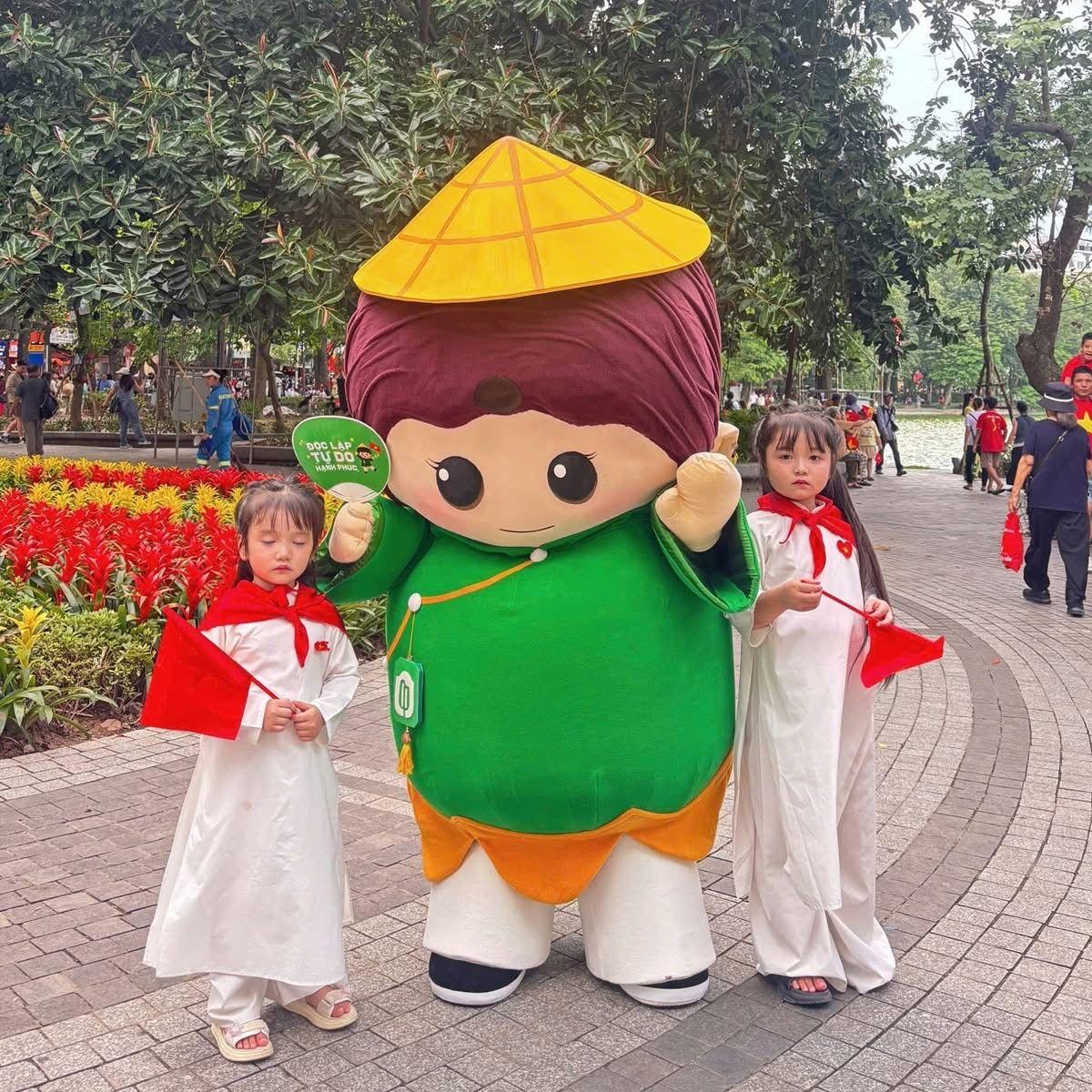 Mascot Kem Tràng Tiền - ảnh thực tế